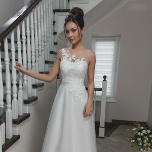 A-line Sleeveless  Wedding Dress Lace Top Romantic Lace Appliques Buttons Back Corset Dress Elegant Wedding Dress Classic Bridal Gown