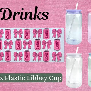 Puede incluir: Fondo rosa con la palabra "Drinks" en escritura negra. La imagen presenta un patrón de lazos rosas y latas de Coca-Cola Light. Hay cuatro vasos de plástico transparente con tapas de colores y pajitas. También está presente el texto "16 oz Plastic Libbey Cup".