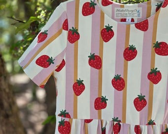 Truskawkowy sorbet: dziewczęca skromna letnia sukienka z bawełnianego dżerseju