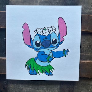 Puede incluir: Lienzo pintado a mano con un personaje de dibujos animados azul con grandes ojos negros, orejas rosas y una corona de flores blancas. El personaje lleva una falda de hierba verde y tiene un brazo extendido.