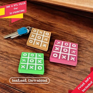 Op de afbeelding: Drie 3D-geprinte Tic Tac Toe-spelstukken in verschillende kleuren: bruin, roze en groen. De spelstukken liggen op een houten oppervlak. De tekst "3MF & STL FILES for 3D PRINTING" staat in de linkerbovenhoek van de afbeelding. De tekst "Instant Download" staat in de linkerbenedenhoek van de afbeelding. De tekst "Print Info Included!" staat in de rechterbenedenhoek van de afbeelding.