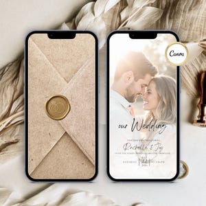 Può includere: Due smartphone che mostrano inviti di nozze. Uno mostra una busta di carta kraft con un sigillo di cera dorata con anelli intrecciati. L'altro mostra una foto di una coppia con il testo "our Wedding" e i dettagli dell'evento.