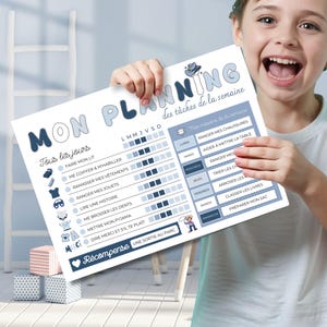 Könnte beinhalten: Ein blauer und weißer druckbarer Aufgabenplan für Kinder mit dem Titel "Mon Planning" und einer Liste von täglichen und wöchentlichen Aufgaben. Der Plan enthält einen Belohnungsbereich mit dem Text "Récompense" und einem Herzbild. Der Plan ist für einen Jungen konzipiert und zeigt eine Grafik mit einem Cowboyhut.