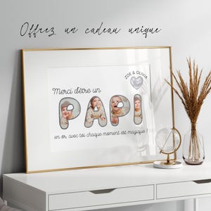 Puede incluir: Un marco con la palabra "PAPI" en letras grandes, cada letra rellena con la foto de un bebé. El texto superior dice "Merci d'être un" y "en or, avec toi chaque moment est magique!". El marco tiene un borde dorado.