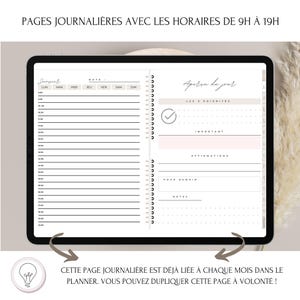 May include: A digital planner on a tablet screen with a daily schedule from 9 am to 7 pm. The planner includes sections for daily priorities, affirmations, and notes. The text on the screen reads "Pages journali&egrave;res avec les horaires de 9h &agrave; 19h" and "Aper&ccedil;u du jour".