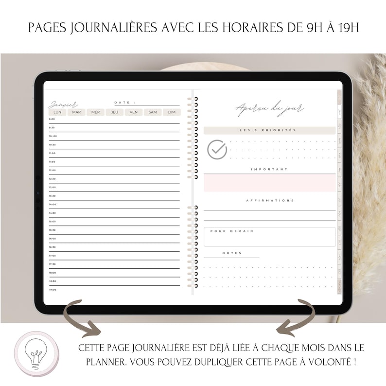 May include: A digital planner on a tablet screen with a daily schedule from 9 am to 7 pm. The planner includes sections for daily priorities, affirmations, and notes. The text on the screen reads "Pages journali&egrave;res avec les horaires de 9h &agrave; 19h" and "Aper&ccedil;u du jour".