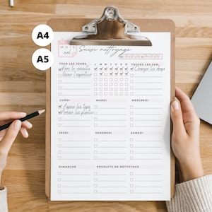 Peut inclure: Un presse-papiers avec un calendrier de nettoyage imprimé. Le calendrier comprend des cases à cocher pour les tâches quotidiennes et hebdomadaires, avec le mois d'avril en haut. Un crayon est tenu près du papier.