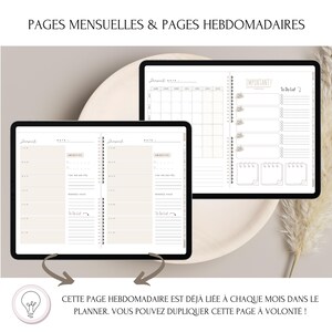 May include: Two digital planner pages on a tablet screen. The left page is a weekly planner with sections for "Date", "Objective", "Time Priorities", "Planned Work", and "To Do List". The right page is a monthly planner with a grid for each day of the month and a section for "Important!" with a "To Do List". The text on the screen reads "PAGES MENSUELLES & PAGES HEBDOMADAIRES" and "CETTE PAGE HEBDOMADAIRE EST D&Eacute;J&Agrave; LI&Eacute;E &Agrave; CHAQUE MOIS DANS LE PLANNER. VOUS POUVEZ DUPLIQUER CETTE PAGE &Agrave; VOLONT&Eacute; !"