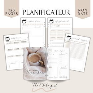 Può includere: Un planner con uno schema di colori beige e bianco. La copertina presenta una tazza di caffè su una coperta di maglia con il testo "Hello Novembre". Il planner ha 150 pagine e include sezioni per la pianificazione giornaliera, settimanale e mensile.