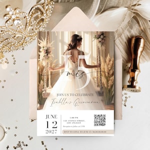 Peut inclure: Une invitation de quinceañera avec une jeune femme en robe blanche sur une balançoire. L'invitation comprend le texte "mis 15", "Join us to celebrate Isabella's Quinceañera", la date, l'heure et le lieu.