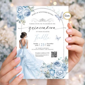 Peut inclure: Une invitation de quinceañera bleu clair avec des illustrations florales et de papillons. L'invitation comprend les noms Maria & Alejandro Rivera, le nom Isabella et les détails de l'événement. Le logo Canva est visible.