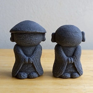 Estatua japonesa de Jizo en miniatura - Estatua de Jizo de hormigón - Adorno de jardín de hadas - Estatua linda del monje Jizo - Regalo para la nueva mamá - Regalos Zen para ella