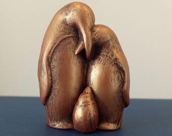 Estatua de familia de pingüinos con acabado en bronce / Figura decorativa moderna para el hogar, escritorio o estantería / Regalo para amantes de los animales / Regalo de aniversario