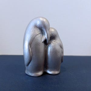 Escultura de pareja de pingüinos con acabado plateado, figura de cemento hecha a mano, decoración metálica de animales abrazándose para escritorio, estante, regalo de aniversario