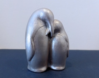 3-Inch Silver Finish Penguin Couple Sculpture, Handcrafted Cement Figurine, Metallic Hugging Animal Decor for Desk, Shelf, Anniversary Gift