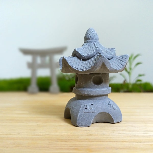 Miniatur-Pagodenlaterne im japanischen Stil: Handgefertigte Zen-Gartendekoration
