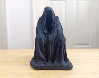 Handgefertigte Sensenmann-Figur aus Beton: Gothic-Horror-Dekoration