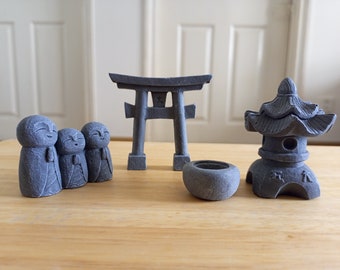 Set da giardino in miniatura in stile Zen giapponese - Mini Pagoda - Lanterna in pietra - Porta Torii - Tre ornamenti orientali Jizo in piedi
