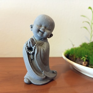 Figura de piedra de la estatua de Buda - Buda bebé - Pequeño monje - Estatua del jardín interior al aire libre - Estatua del monje sonriente - Jardín de hadas- Regalo espiritual