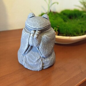 Meditating Frog Statue, Yoga Frog Garden Figurine - Zen Frog Garden Statue - Sitting Frog Statue - Frog Figurines- Concrete Yoga Toad Statue