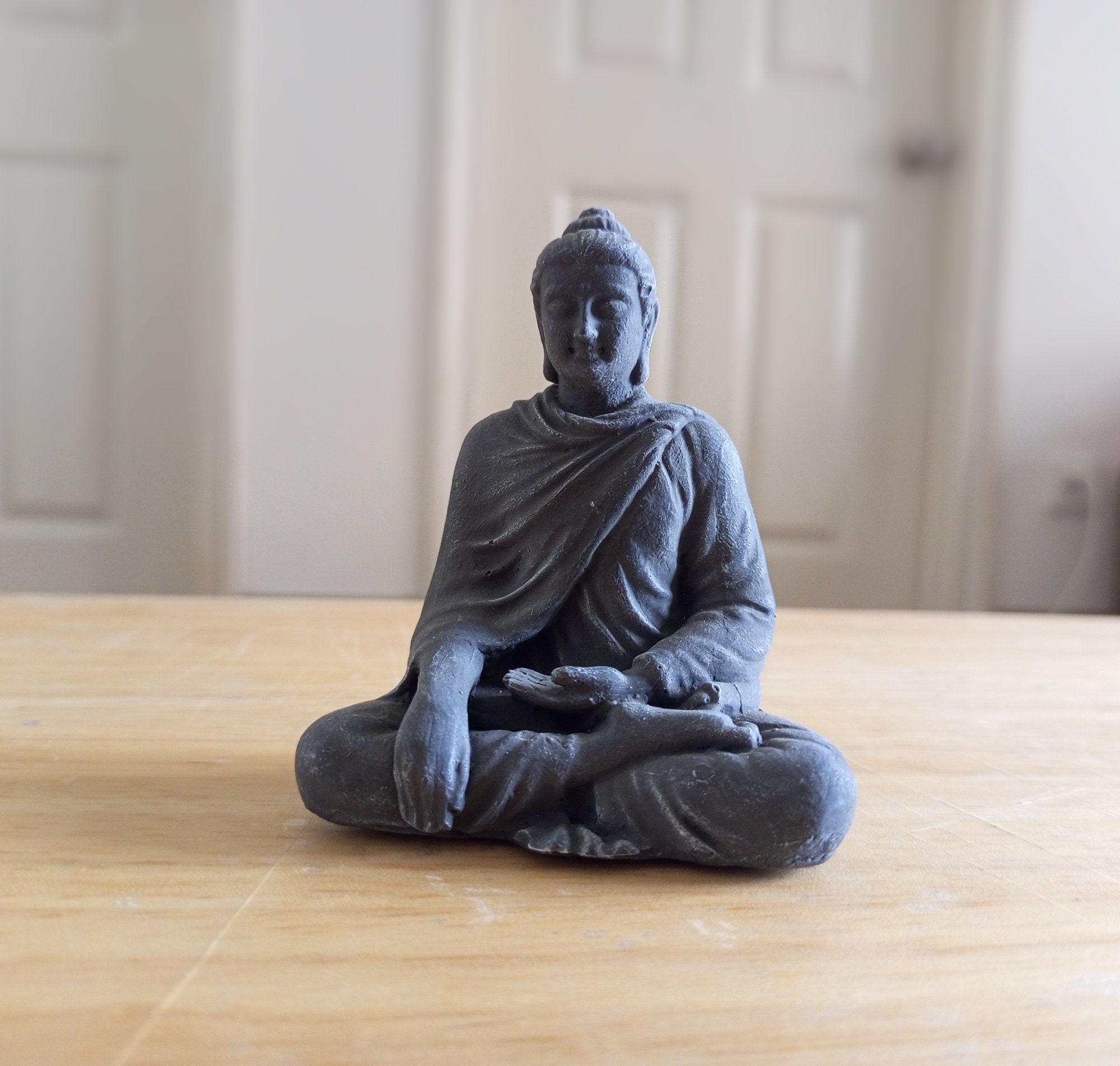 Statua Da Giardino Buddha Seduto In Pietra, Argento, Resistente Al Gelo, 3 Kg, Whitstable Stone - Foto 2