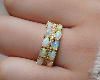 Anillo de ópalo etíope, media banda de ópalo, piedra natal de octubre, anillo de compromiso de ópalo, anillo de ópalo blanco, anillo de ópalo blanco