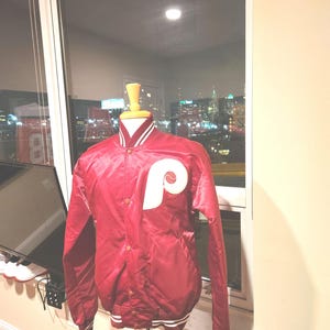 Philadelphia Phillies satin jacket with vintage pin. made size large
