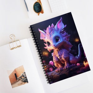 Cuaderno Baby Dragon, papel de línea reglada, linda cubierta de dragón, cuaderno caprichoso en espiral de metal con bolsillo para documentos, cuaderno mágico para niños