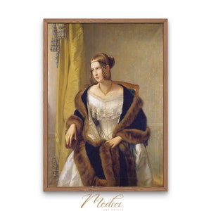 Puede incluir: Una pintura de una mujer con un vestido blanco y una estola de piel marrón. Está sentada en una silla y mirando hacia la izquierda. El fondo es una cortina amarilla.