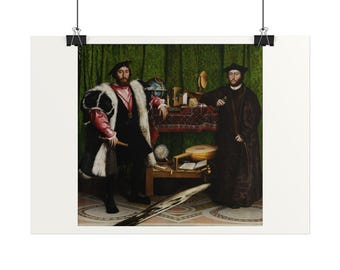 Puede incluir: Una reproducción del cuadro Los Embajadores que muestra a dos hombres de pie a ambos lados de una mesa con instrumentos científicos, un laúd y libros, con una calavera distorsionada en primer plano y un telón de fondo verde.