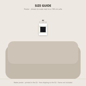 Pu&ograve; includere: Una guida alle dimensioni con un poster A4 di 21 x 29,7 cm sopra un divano da 190 cm. Il testo recita SIZE GUIDE, Poster - shown to scale next to a 190 cm sofa, A4, 21 x 29.7 cm, Matte poster - printed in the EU - frame not included.