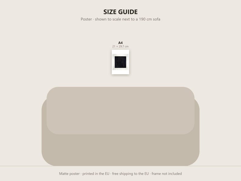 Pu&ograve; includere: Una guida alle dimensioni con un poster A4 di 21 x 29,7 cm sopra un divano da 190 cm. Il testo recita SIZE GUIDE, Poster - shown to scale next to a 190 cm sofa, A4, 21 x 29.7 cm, Matte poster - printed in the EU - frame not included.