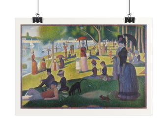 Può includere: Una stampa d'arte puntinista che raffigura una scena di parco lungo un fiume con numerose figure in abiti d'epoca, tra cui persone con ombrellini, un cane e una scimmia, resa in una vibrante tavolozza di toni verdi, blu e terra.