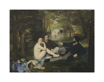 Può includere: Un dipinto a olio che raffigura una scena di picnic in un'area boschiva. Una figura nuda siede su un panno blu vicino a due figure vestite con abiti scuri. Un cesto di frutta si trova nelle vicinanze e una figura in abito bianco è visibile.