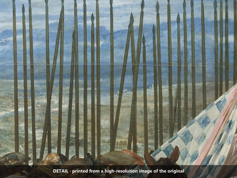 Puede incluir: Un detalle de pintura que muestra una fila de lanzas altas, delgadas y de color marr&oacute;n oscuro, dispuestas verticalmente frente a un paisaje de monta&ntilde;as azules y un valle. En primer plano, se ven varios sombreros marrones y una tela a cuadros azul y blanca.