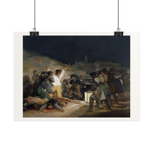 Könnte beinhalten: Ein gerahmter Kunstdruck zeigt eine dunkle Szene mit einer zentralen Figur in weißem Hemd und gelber Hose mit erhobenen Armen, umgeben von einer Gruppe von Menschen, die einer Reihe von Soldaten in dunklen Uniformen gegenüberstehen.