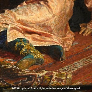Pu&ograve; includere: Un dettaglio di pittura a olio che mostra una figura in una veste color pesca e stivali verde acqua ornati con ricami dorati, inginocchiata su un tappeto rosso a motivi. La scena include una mano appoggiata a terra e il testo in basso: DETAIL - printed from a high-resolution image of the original.