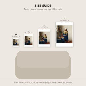 Pu&ograve; includere: Una guida alle dimensioni per un poster opaco raffigurante La Lattaia di Johannes Vermeer. Mostra quattro formati: A4 (21 x 29,7 cm), A3 (29,7 x 42 cm), A2 (42 x 59,4 cm) e A1 (59,4 x 84,1 cm), illustrati in relazione a un divano da 190 cm.