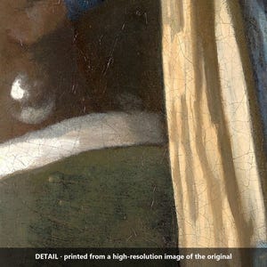Puede incluir: Una secci&oacute;n detallada de una pintura al &oacute;leo que muestra un &aacute;rea marr&oacute;n oscura, una l&iacute;nea blanca curva, una superficie verde apagada y un drapeado vertical de tela beige con reflejos azules. La superficie presenta una red visible de grietas.