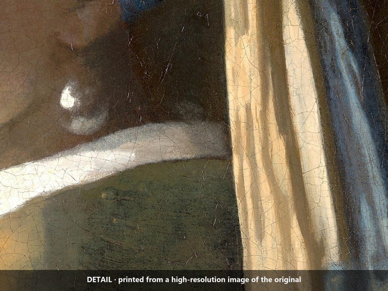 Puede incluir: Una secci&oacute;n detallada de una pintura al &oacute;leo que muestra un &aacute;rea marr&oacute;n oscura, una l&iacute;nea blanca curva, una superficie verde apagada y un drapeado vertical de tela beige con reflejos azules. La superficie presenta una red visible de grietas.