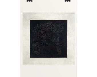 Könnte beinhalten: Ein rechteckiger Wandkunstdruck mit einem zentralen schwarzen Quadrat, das ein sichtbares Netzwerk aus feinen weißen Rissen auf der Oberfläche aufweist, vor einem cremeweißen Rand, befestigt mit zwei schwarzen Metallclips.