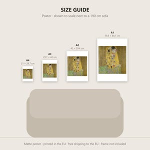K&ouml;nnte beinhalten: Eine Gr&ouml;&szlig;entabelle mit vier Postern von Gustav Klimts Der Kuss in den Formaten A4, A3, A2 und A1, mit Ma&szlig;en in Zentimetern, &uuml;ber einer Abbildung eines 190 cm Sofas. Der Text enth&auml;lt die Aufschrift SIZE GUIDE.