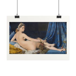 Könnte beinhalten: Ein Kunstdruck einer liegenden Figur mit Kopfbedeckung, geschmückt mit goldenen Armreifen und einem Pfauenfächer. Die Figur ruht auf weißen und gelben Stoffen vor einem Hintergrund aus tiefblauen, drapierten Vorhängen und Kissen.