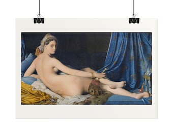 Puede incluir: Una impresión artística que muestra una figura reclinada con un tocado, adornada con brazaletes dorados y un abanico de plumas de pavo real. La figura descansa sobre telas blancas y amarillas ante cortinas y cojines azul oscuro.