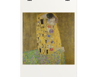 Puede incluir: Una impresión de arte mural vertical que presenta El Beso de Gustav Klimt. La obra muestra a dos figuras abrazadas, vestidas con túnicas doradas con patrones geométricos, sobre un fondo dorado brillante y un campo de flores coloridas.