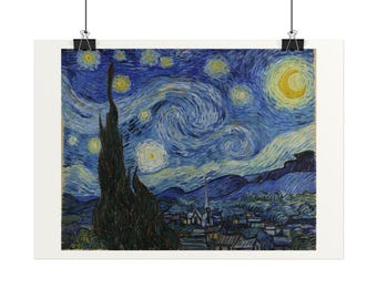 Könnte beinhalten: Ein rechteckiger Wandkunstdruck mit einer Reproduktion des Gemäldes Sternennacht. Das Bild zeigt einen dunkelblauen, wirbelnden Nachthimmel mit einer hellgelben Mondsichel, leuchtenden Sternen, einer hohen dunklen Zypresse und einem Dorf.