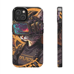 Könnte beinhalten: Eine Handyhülle mit einer futuristischen Illustration einer Katze, die ein Headset und eine Brille trägt. Die Katze trägt ein schwarzes Shirt mit dem Text "EXIL SUITE" darauf. Der Hintergrund ist ein gelbes und oranges abstraktes Design.