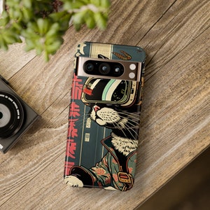 Könnte beinhalten: Eine Handyhülle mit einer schwarzen Katze, die ein futuristisches Headset und eine Jacke mit Blumenmuster trägt. Der Hintergrund ist eine japanische Stadtlandschaft im Retro-Stil mit dem Text "未来永劫" in Rot.