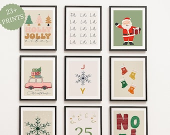 Può includere: Nove stampe artistiche incorniciate a tema natalizio. Le stampe presentano illustrazioni e testo festivi, tra cui alberi di Natale, Babbo Natale, fiocchi di neve e le parole "Holly Jolly Vibes", "Merry Christmas" e "Noel". Le stampe sono in vari colori, tra cui rosso, verde e beige.