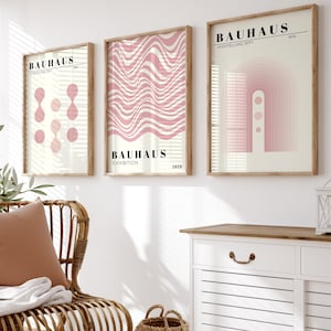 Juego de 3 impresiones de pared Bauhaus en rosa, póster Bauhaus, arte de pared rosa, juego de impresiones de exposición, arte de pared retro de moda, arte moderno de mediados de siglo, arte digital